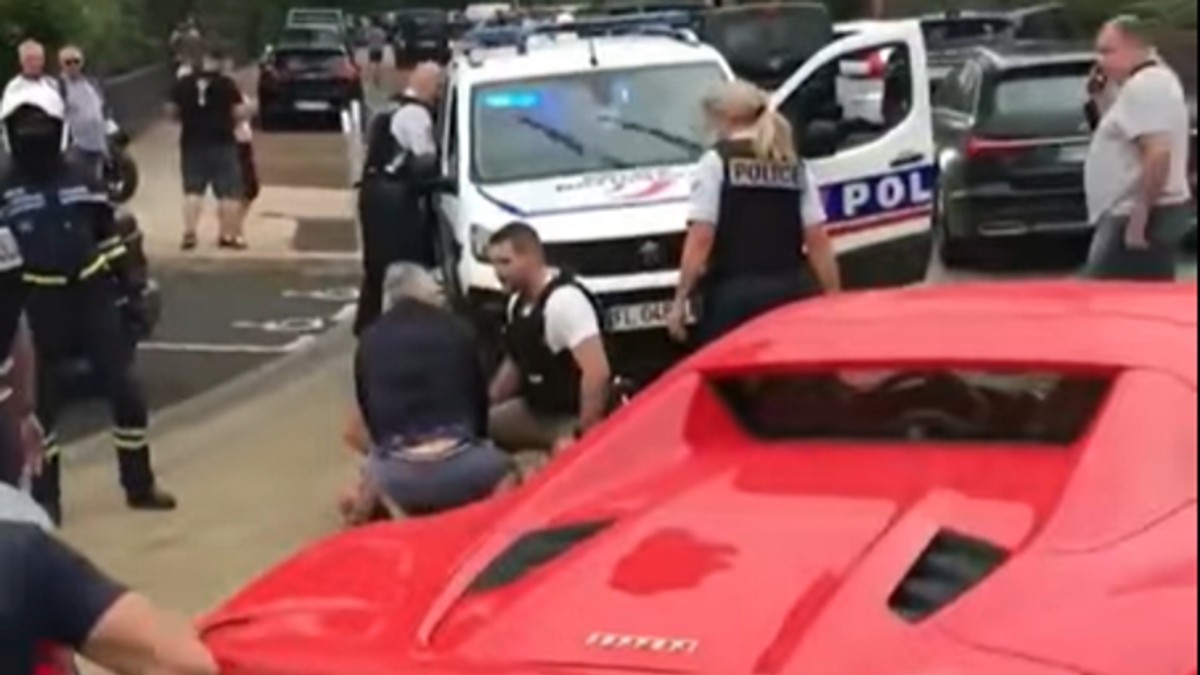 Un român reținut cu focuri de armă în Franța a fost trimis la psihiatrie. Ce a făcut