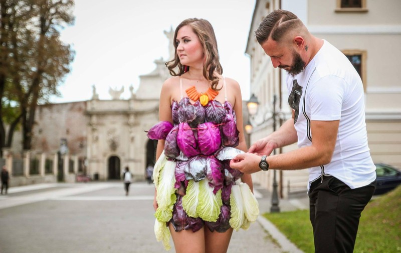 EXCLUSIV REPORTAJ/ Fashion Food la Alba Iulia: Un bucătar excentric face haine și accesorii din alimente. Spectatorii pot mânca direct de pe modele!/ VIDEO