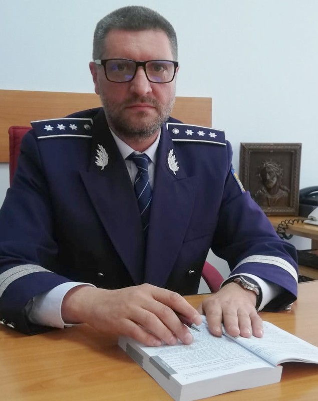 E șef de poliție și sculptează icoane. Nu cere bani pentru lucrările lui, le dăruiește colegilor de serviciu