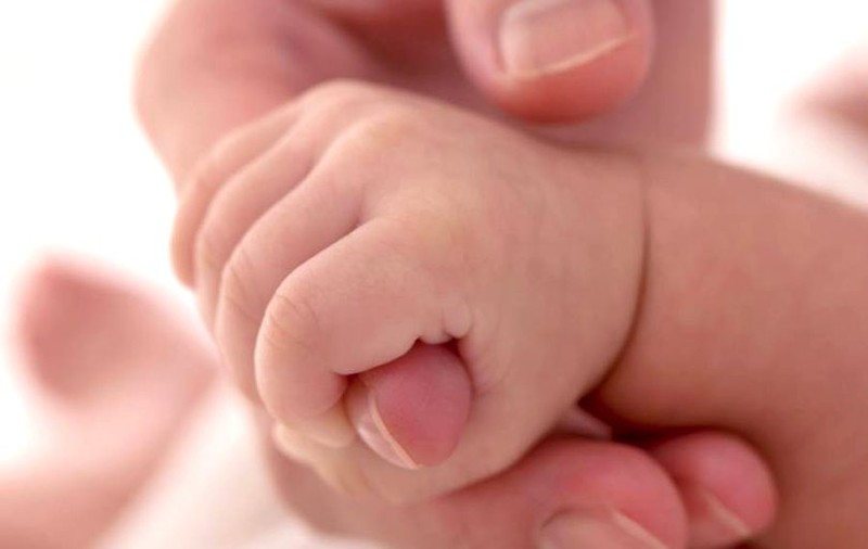 Un bebeluș din Botoșani e în stare gravă la spital după ce mama i-a desfundat nasul