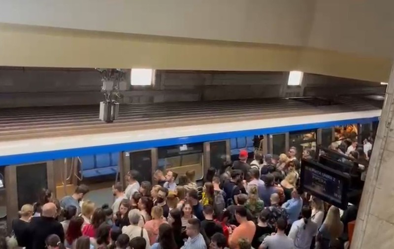 Incident la metrou, după ce un călător a forțat ușa unui tren, iar aceasta nu a mai putut fi închisă. Precizările Metrorex