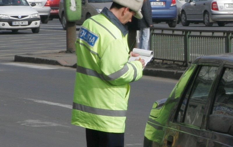 Primarul voia să mituiască poliţistul