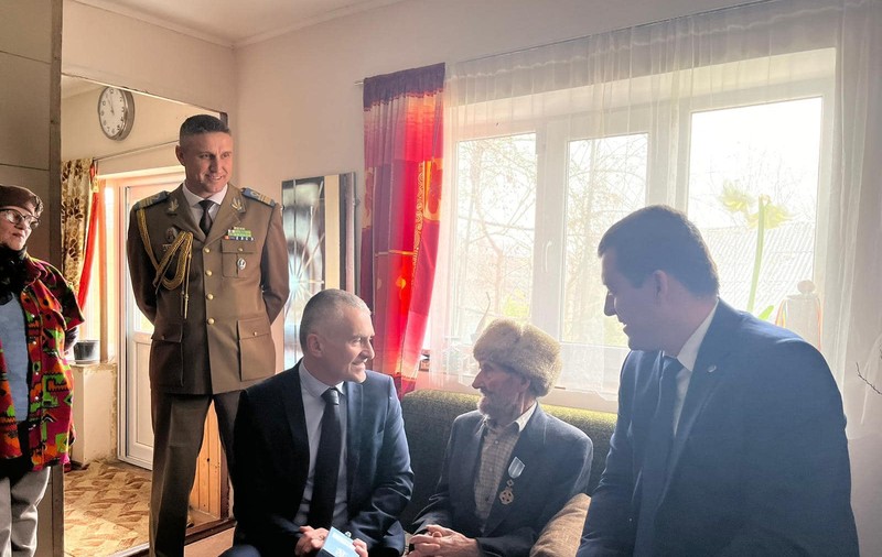 Un veteran de război în vârstă de 105 ani din Republica Moldova a fost decorat de Klaus Iohannis
