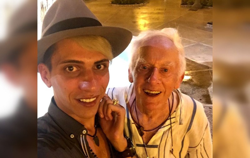 Cea mai mare temere a preotului britanic homosexual, căsătorit cu un român cu 50 de ani mai tânăr. "Inima mea ar putea ceda"