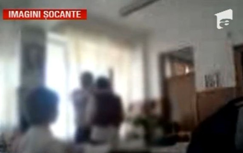 Un profesor din Bacău își bate elevii în fața clasei | VIDEO ȘOCANT