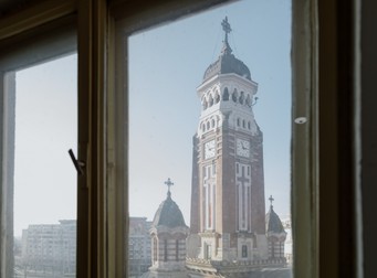 Imaginea catedralei văzute din bloc