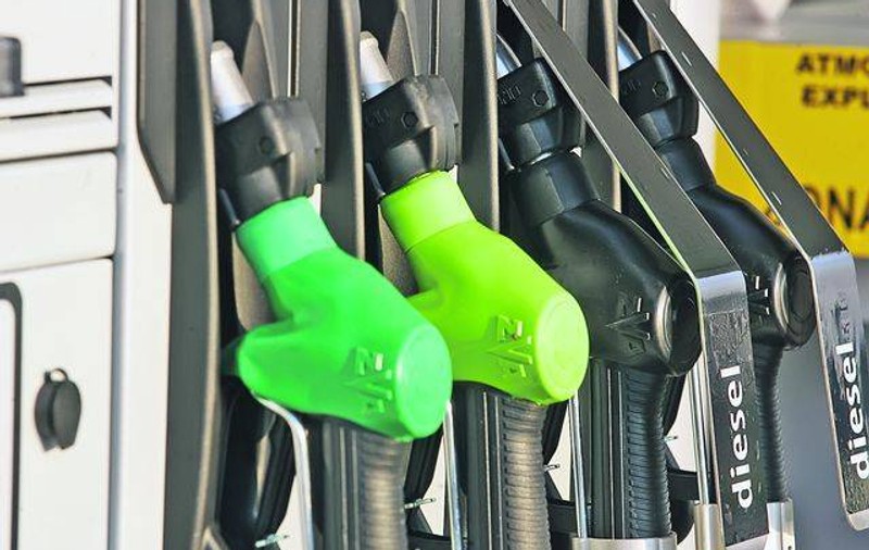 Şoferilor nu le vine să creadă: benzina e sub 5 lei/litru