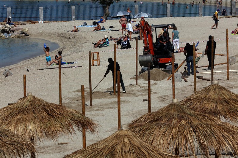 Plajele au fost curățate și amenajate cu o zi înainte de redeschidere | Foto: EPA