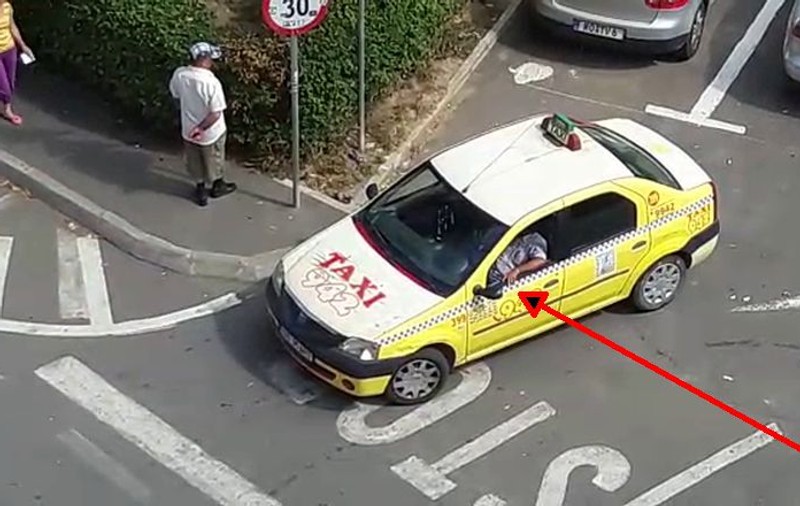 Taximetrist filmat în timp ce se masturbează la volan