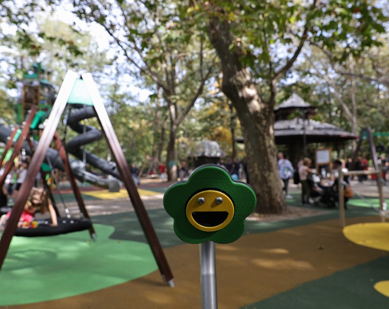 FOTO. Locurile de joacă pentru copii din Parcul Cișmigiu au fost modernizate. Noutatea: zonă specială pentru persoanele cu dizabilități