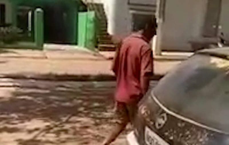 Incredibil! Un bărbat a fost surprins în timp ce făcea sex cu o...mașină| IMAGINI ȘOCANTE