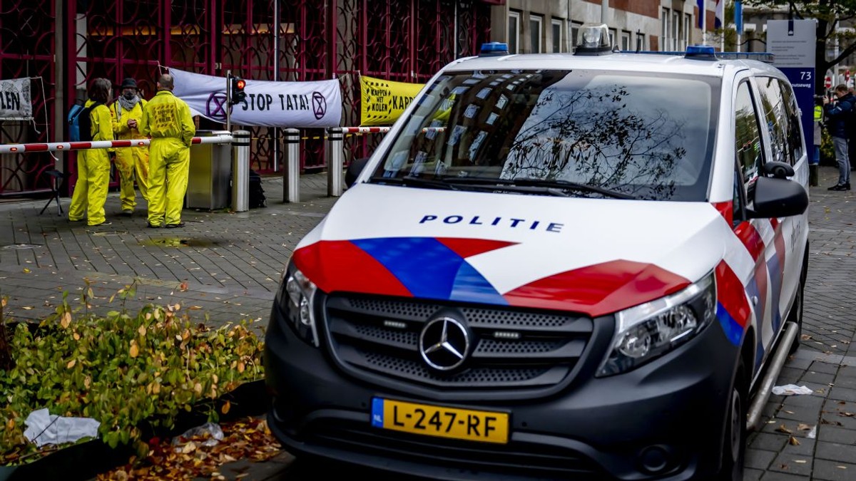O mașină de poliție este staționată pe o stradă din Haga, Olanda, 20 octombrie 2025.