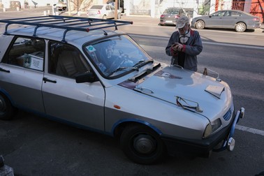 Dacia 1410, cu care se mândrește nea Iulică, a ieșit pe poarta fabricii de la Mioveni în toamna lui 2003 și a ajuns la actualul proprietar în urmă cu aproximativ 5 ani