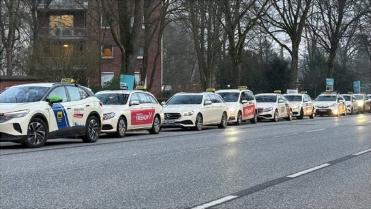 Sute de taxiuri au blocat o bandă pe o stradă din Hamburg