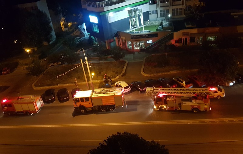 Trei mașini de pompieri, trimise la o femeie care cocea vinete, în Constanța. Fumul gros a speriat vecinii