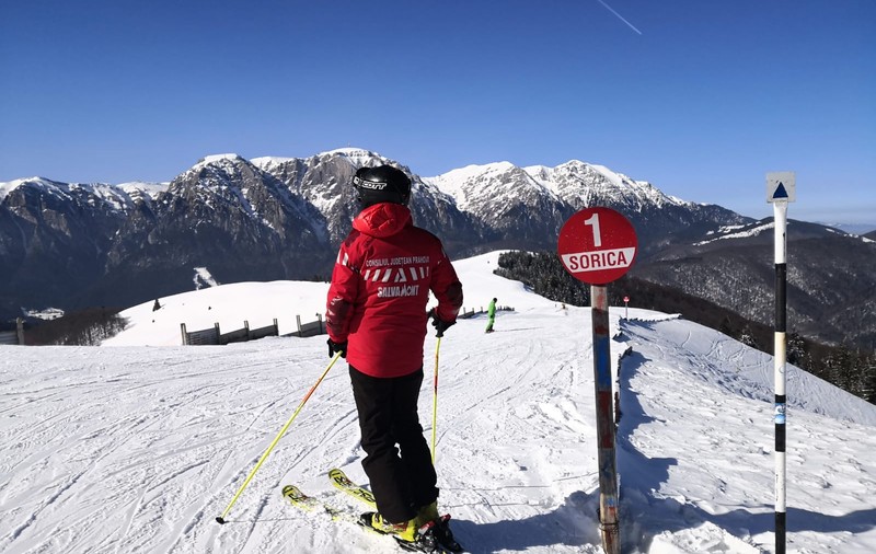 Risc de avalanşă în Masivul Bucegi. Recomandări pentru turiştii care merg pe Valea Prahovei