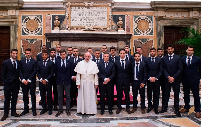 Fotbaliștii echipei Villarreal au fost primiți de Papa Francisc înaintea meciului cu AS Roma / GALERIE FOTO & VIDEO