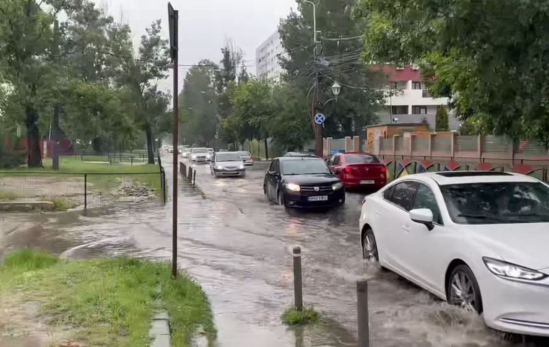 Ploaia puternică i-a făcut pe șoferii din București să-și avertizeze colegii de trafic despre străzile inundate. Ce zone ar trebui evitate