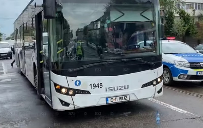 Fata lovită la Iaşi, de un autobuz condus de un şofer sub influența alcoolului, a ieșit din comă. „Respiră singură”