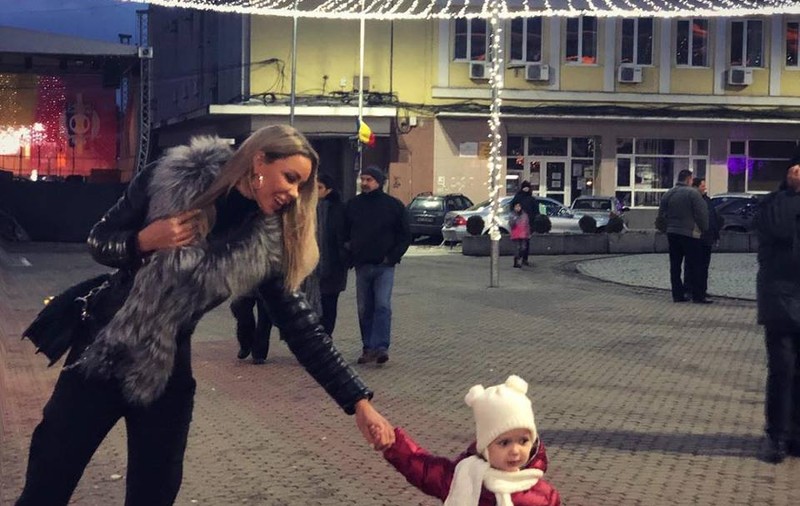 Bianca Drăgușanu a ajuns cu fetița la spital. Victor Slav a fost tot timpul cu ele