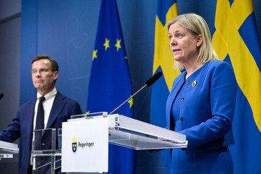 Premierul suedez Magdalena Andersson, alături de liderul opoziției Ulf Kristersson, în momentul anunțului oficial de depunere a candidaturii pentru aderarea la NATO Foto: EPA
