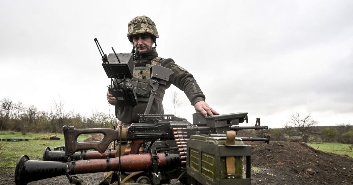 Un soldat al Brigăzii 65 Mecanizate a Forțelor Terestre Ucrainene efectuează teste pe teren ale dronei de luptă terestre Gnom-2 în Ucraina, pe 9 aprilie 2025