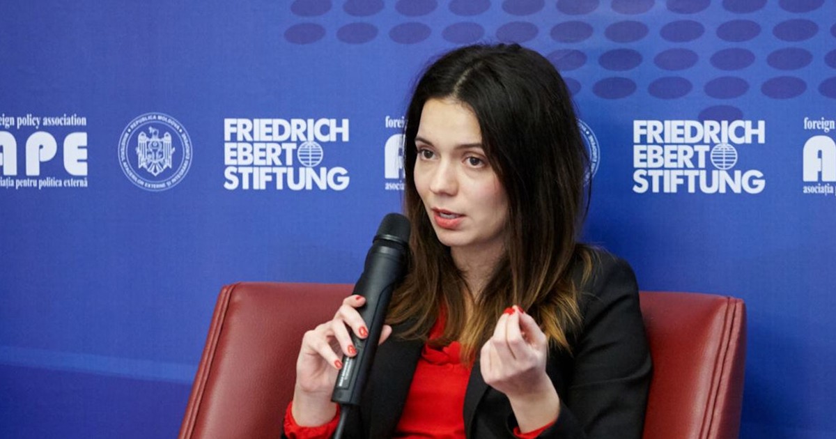 Profesorul Iulia Joja vorbește la microfon.