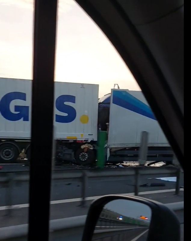 Imagini teribile de la accidentul în care un camionagiu de 23 de ani a murit strivit în cabină, pe A1, unde a intrat în TIR-ul unui coleg curier