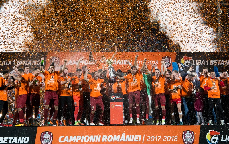 CFR Cluj, campioana României la fotbal în 2018. Imaginile bucuriei. ”Bursucul” vrea să continue, dar e sigur: ”Dacă jucam ca Barcelona eram acum pe locul 8” / FOTO