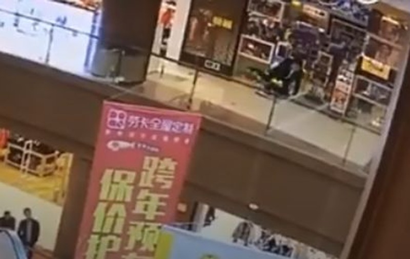 VIDEO | Momentul terifiant în care un bărbat aruncă o fetiță de 6 ani de la balconul unui mall, înainte să sară și el 18 metri în gol