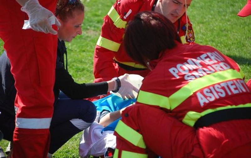 O fetiţă de 12 ani s-a spânzurat în joacă. E în stare critică, cu şanse minime de supravieţuire