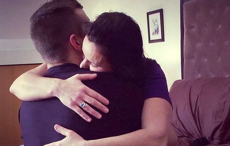 O femeie câștigă o avere din îmbrățișări platonice. Are inclusiv clienți transsexuali / FOTO&VIDEO