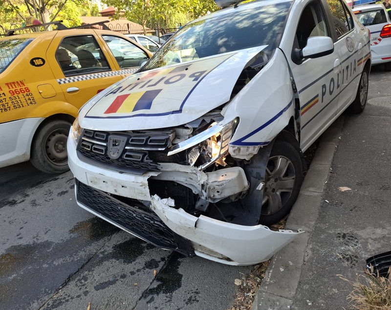 Șoferița lovită de mașina poliției în care erau doi suspecți reținuți acuză că autospeciala nu are RCA și nici nu avea semnalele acustice și luminoase pornite