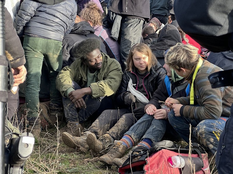 Activista suedeză Greta Thunberg, alături de activiștii de mediu care protestează împotriva extinderii minei de cărbune Garzweiler în satul Lutzerath, din vestul Germaniei, 17 ianuarie 2023 | Foto: Profimedia Images