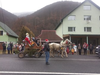 O caleașcă improvizată, trasă de doi cai albi, l-a plimbat pe Moș Nicolae pe străzile satului Bilin din Ucraina | Sursa foto: Sursa foto: Pagina de Facebook a Căminului cultural și Bibliotecii din sat