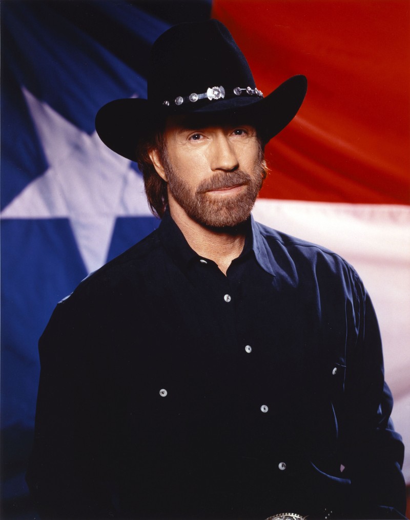 Chuck e pentru Norris numele de scenă. Prenumele real e Carlos