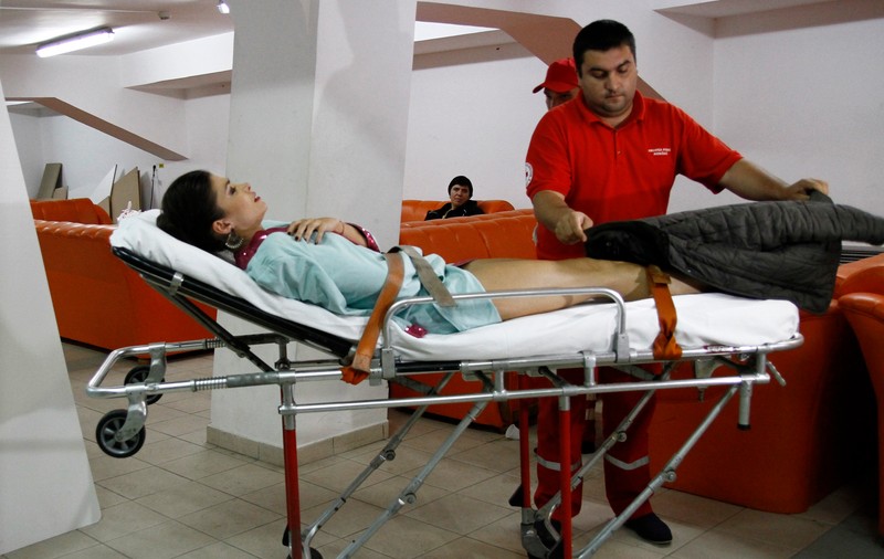 Alina Puşcaş, LUATĂ CU TARGA, ÎN LACRIMI DE DURERE! Medicii au pus-o pe perfuzii, la spital | FOTO