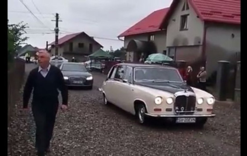 Preoții de rang înalt din Suceava au mers cu un Rolls-Royce la slujbă. Vehiculul, fără rovinietă / VIDEO