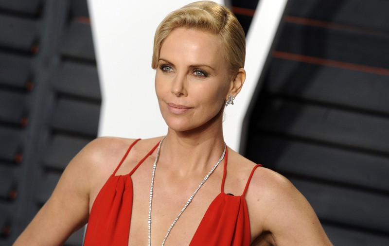 Charlize Theron, în tandrețuri cu un bărbat misterios! L-a uitat pe Sean Penn!