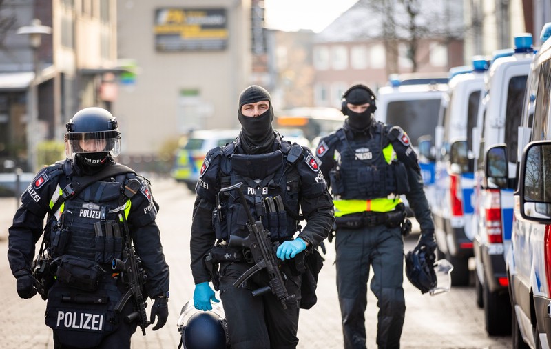 O fetiță surdă de 12 ani a fost împușcată de poliție în Germania fiindcă a alergat spre agenți cu două cuțite