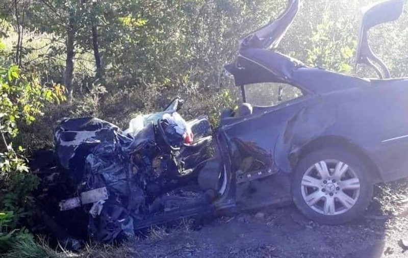 Accident între un autocar cu 26 de persoane și un autoturism, în Bihor. O persoană a murit