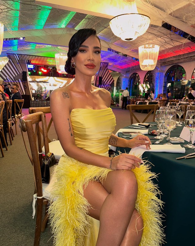 Cum a apărut Adelina Pestrițu la botezul fetiței Andreei Antonescu. A fost diva în galben: „Câtă grație, feminitate”