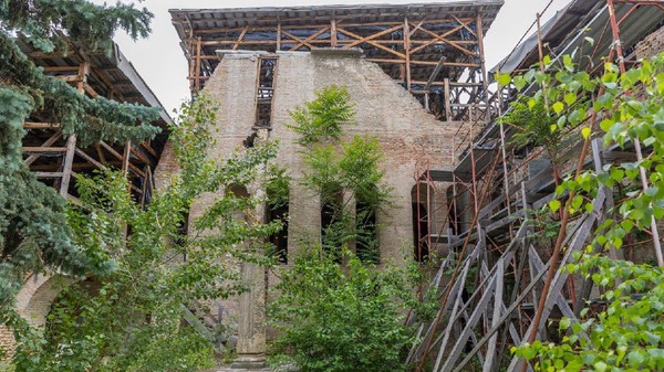  Palatul Voievodal Curtea Veche - clădire veche aflată în stare avansată de degradare