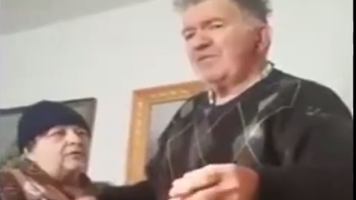 Un bătrân din Neamț este lovit și strâns de gât de o femeie. Victima ar fi fostul preot din Pipirig iar agresoarea, preoteasa