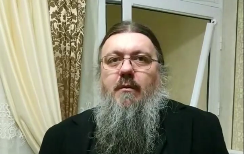 Arhimandritul Nikita de la Eparhia Cernăuților a fost găsit în chilia sa cu un băiat de 17 ani, în lenjerie intimă. „Agenții SBU ne-au dezbrăcat!”