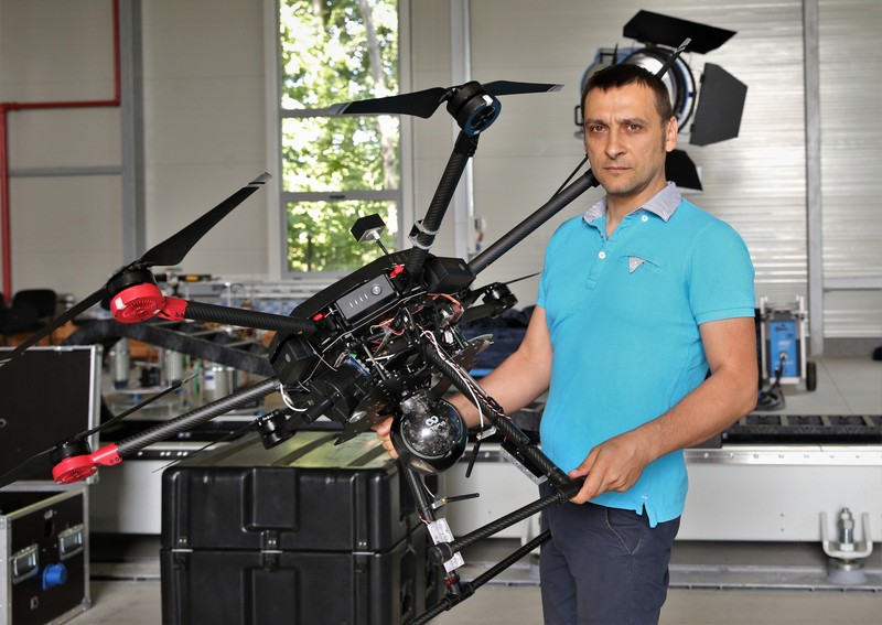 Cătălin Pascale pregăteşte de testare una dintre cele patru drone