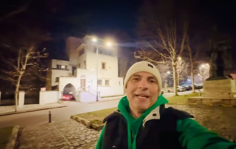 Dan Negru a ieșit cu noaptea-n cap cu bicicleta, prin oraș, și s-a oprit în fața statuii lui Alexandru Ioan Cuza: „O vorbă care e valabilă și-n ziua de azi”
