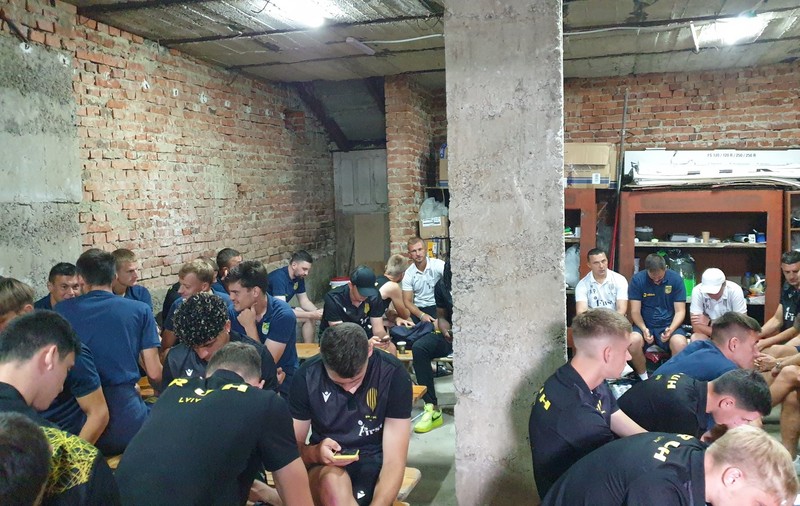 Meci întrerupt în campionatul Ucrainei, după o alarmă aeriană. Jucătorii s-au refugiat într-un buncăr