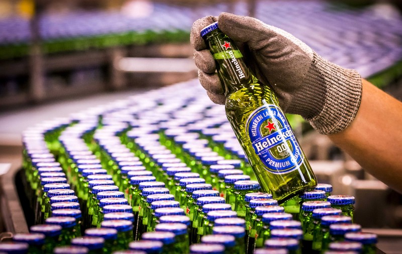 Heineken anunță că-și suspendă vânzarea și producția de bere în Rusia