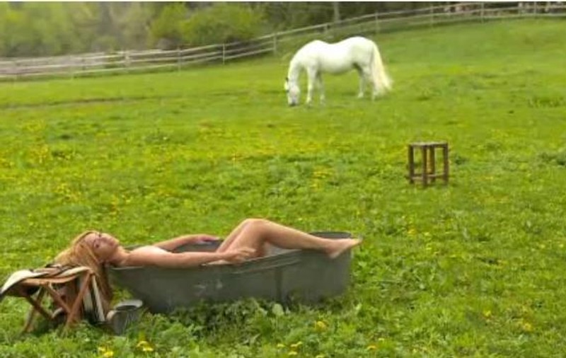 Video | Beyonce, goală în mijlocul naturii 